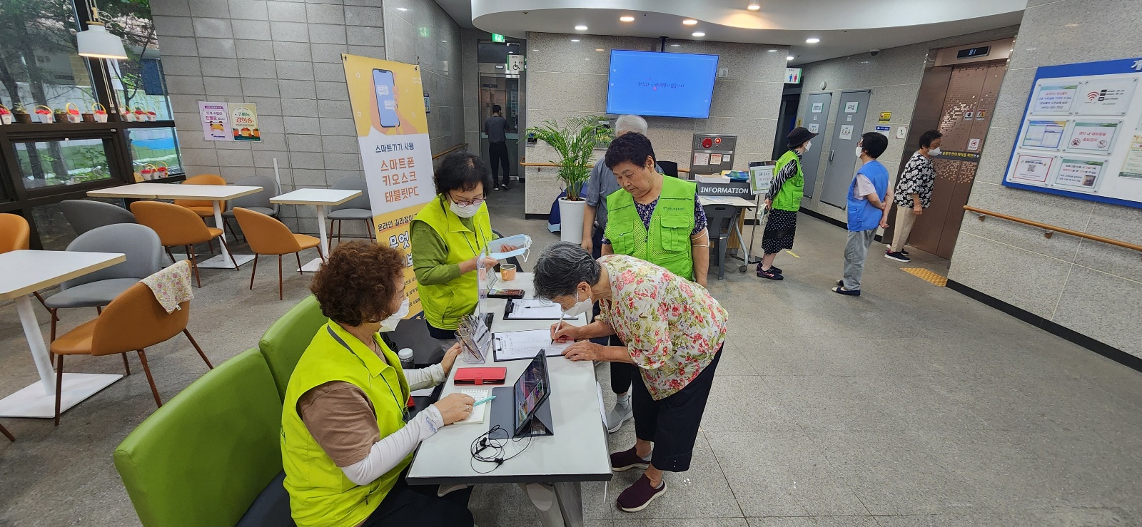 코로나19 확산세에 따른 마스크 착용 권고 및 후원 마스크 배포의 2번째 이미지