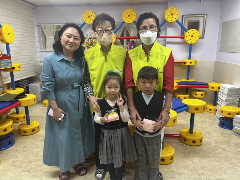 이화유치원 후원금 전달 및 뜨개품 나눔 활동의 4번째 이미지