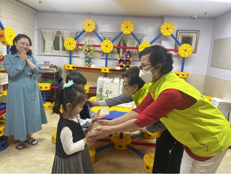 이화유치원 후원금 전달 및 뜨개품 나눔 활동의 2번째 이미지