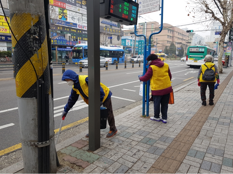 2019년 3월 정류장지킴이 활동사진(1조, 2조)의 2번째 이미지