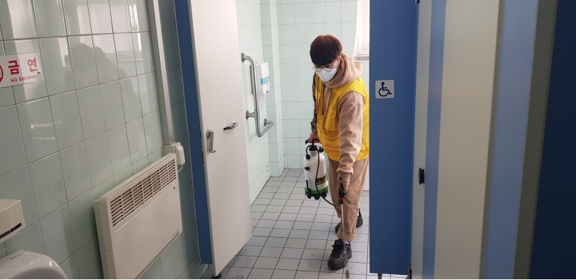코로나19 상황 소독 작업의 2번째 이미지