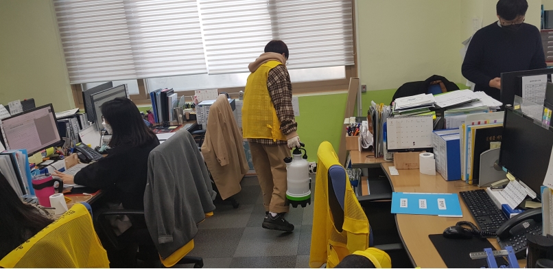 코로나19 상황 소독 작업의 4번째 이미지