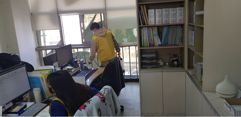코로나19 상황 소독 작업의 3번째 이미지