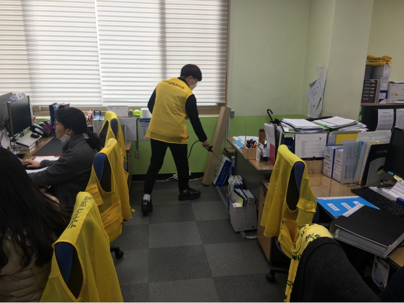 코로나19관련 사무실 소독작업의 2번째 이미지