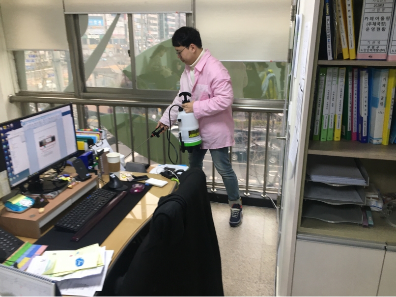 코로나19관련 사무실 자체 소독작업(02/28)의 2번째 이미지