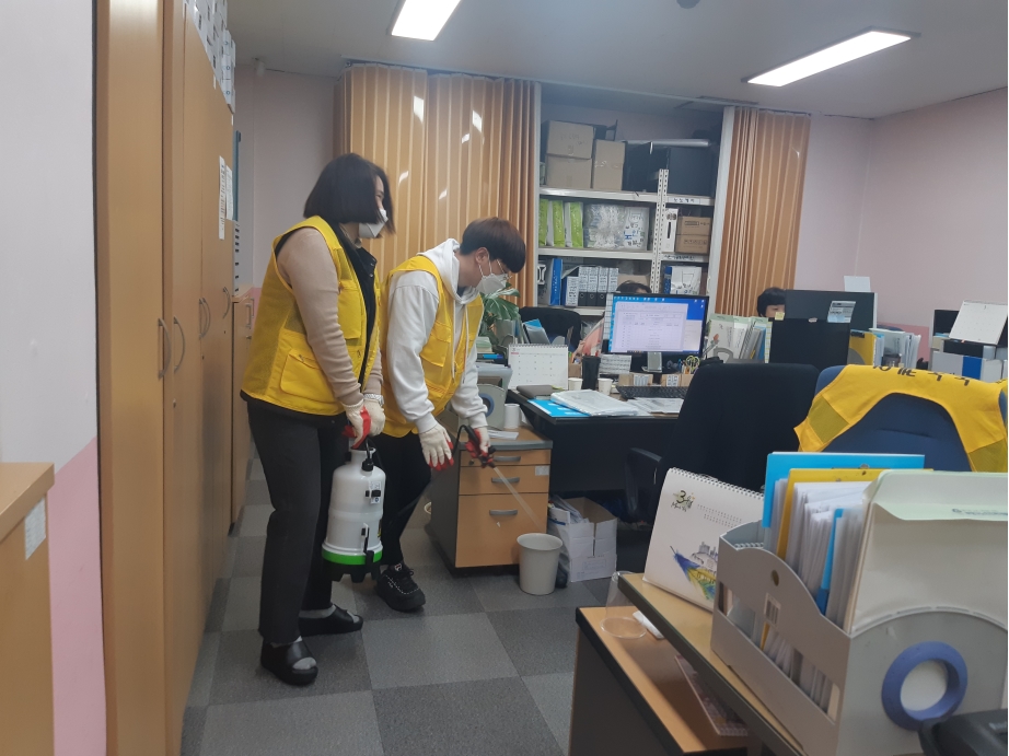 코로나19관련 사무실 자체 소독작업(03/09)의 3번째 이미지