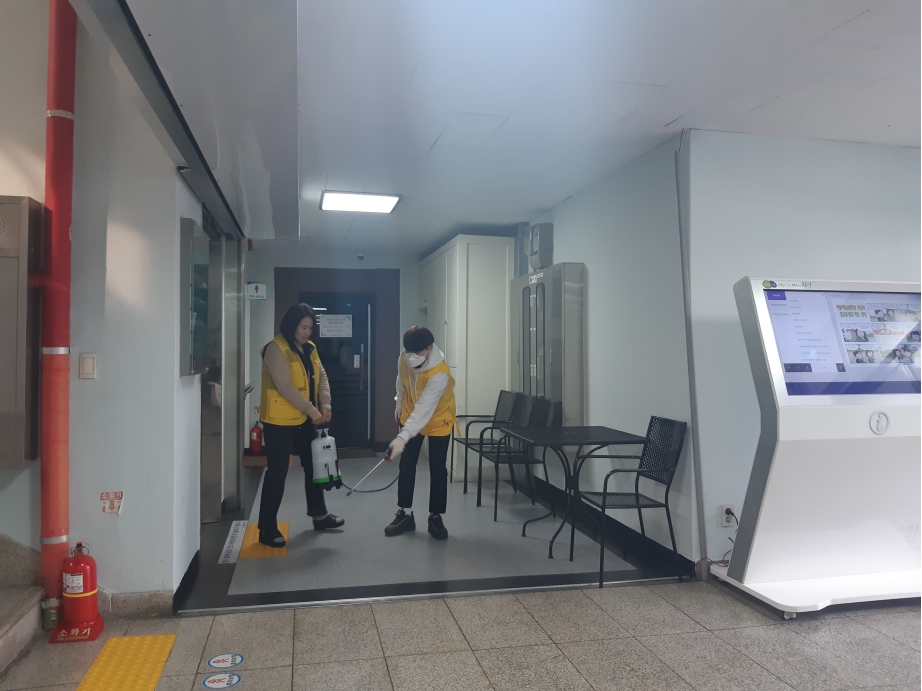 코로나19관련 사무실 자체 소독작업(03/09)의 1번째 이미지