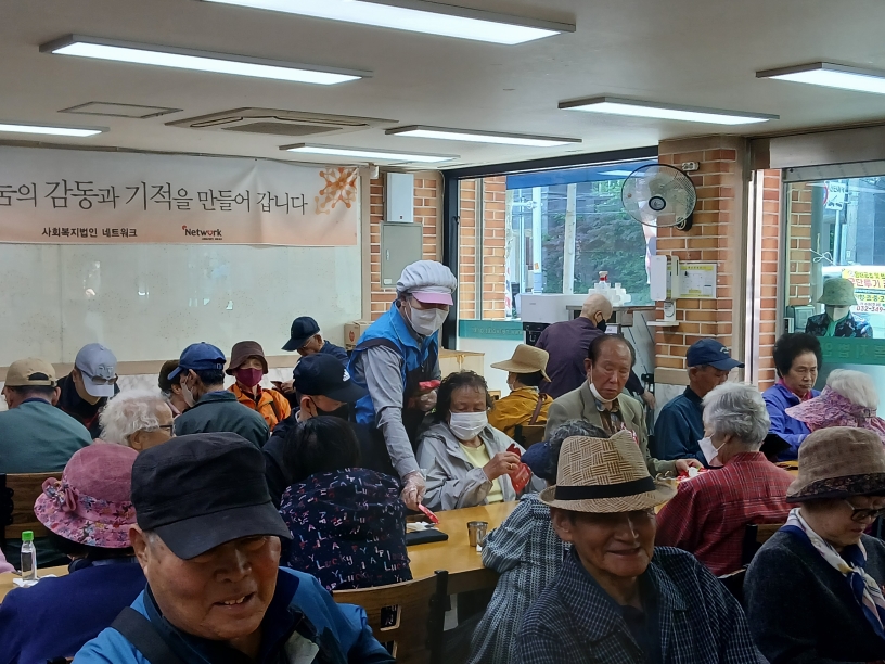 배식 시 이용객 및 테이블에 걸려 넘어짐 위험