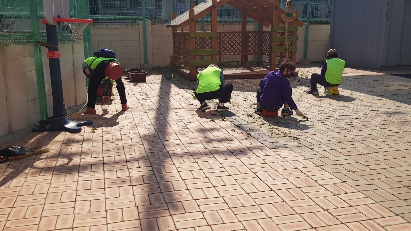 5월 시니어안전지킴이 학교참여자 활동사진의 5번째 이미지