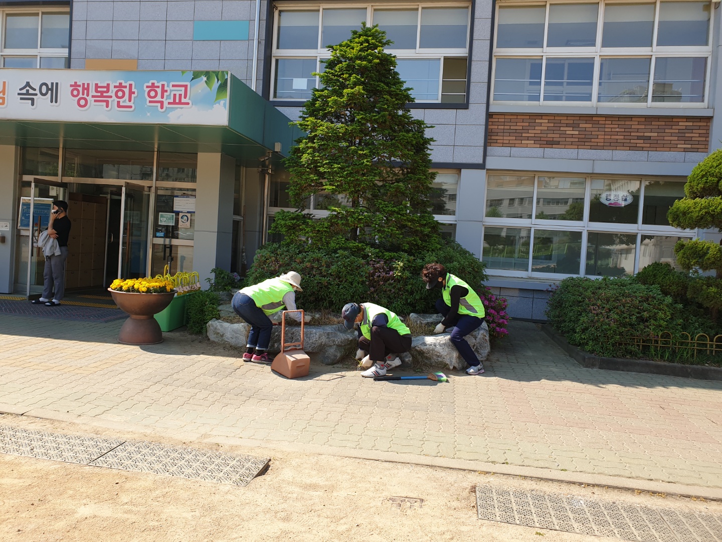 5월 시니어안전지킴이 학교참여자 활동사진의 2번째 이미지