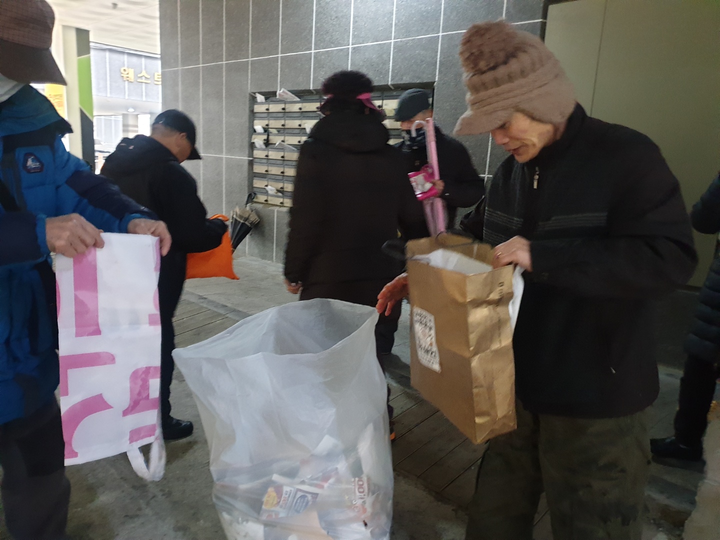 불법광고물제거사업 2월 활동사진(6조)의 5번째 이미지