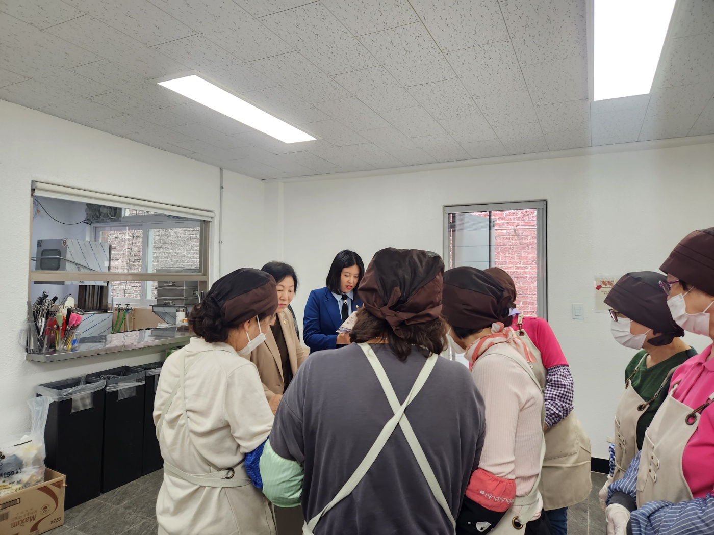홍순옥  부평구의회 의장. 청춘공작소 방문 및 어울림퓨전떡&디저트 참여자 격려의 2번째 이미지