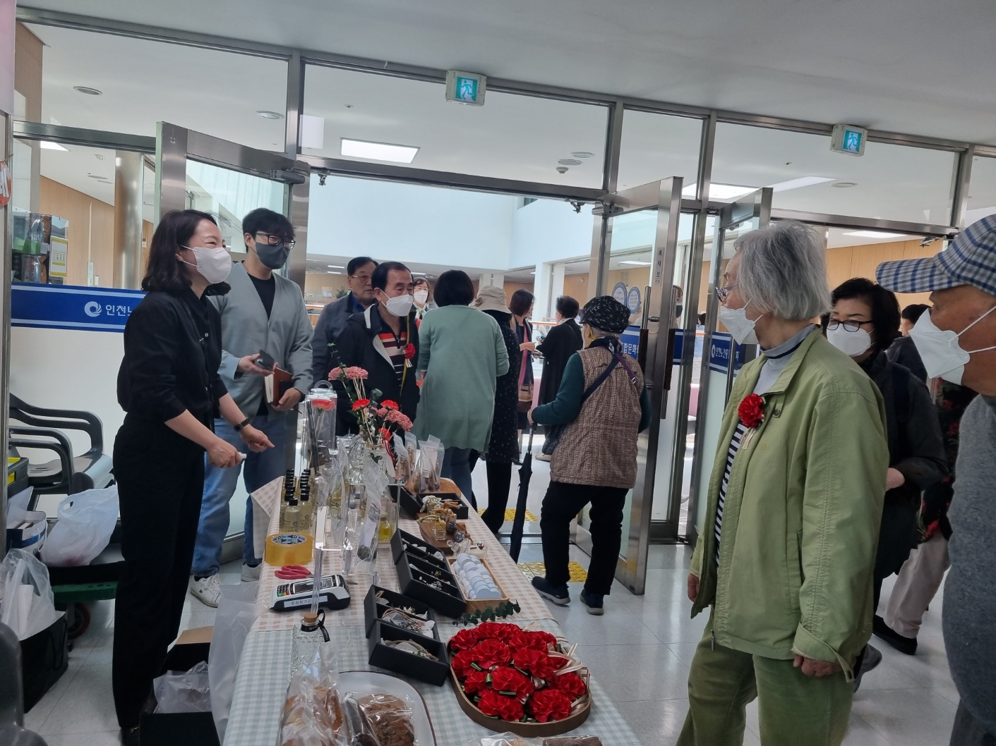 어버이날 맞이 행사 노인일자리 생산품 홍보 및 판매전의 5번째 이미지