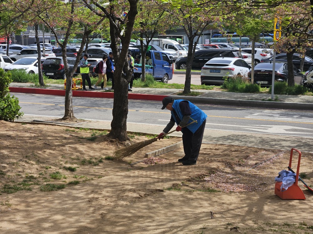 4월 어린이공원관리(부개)의 2번째 이미지