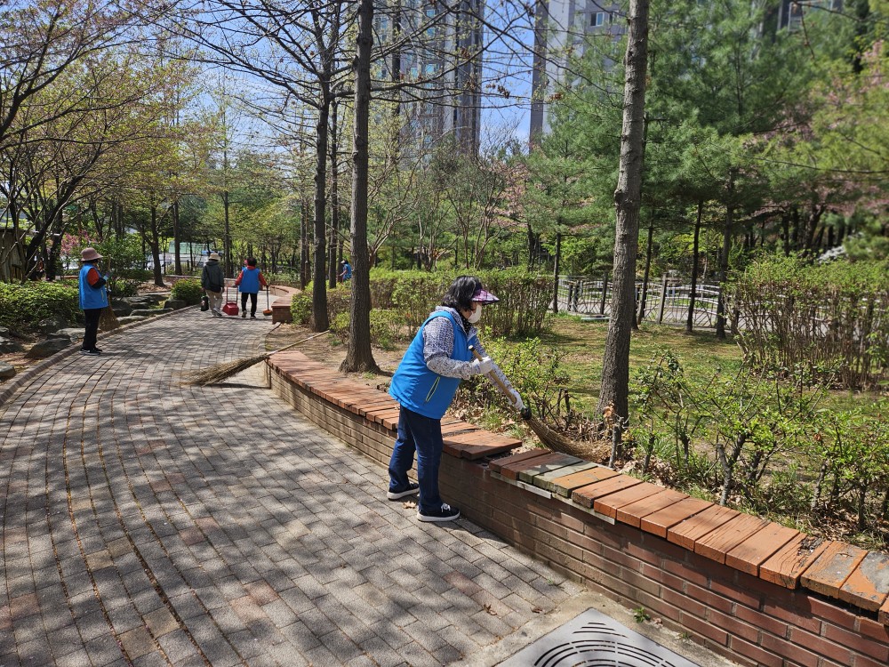 4월 어린이공원관리(부개)의 1번째 이미지