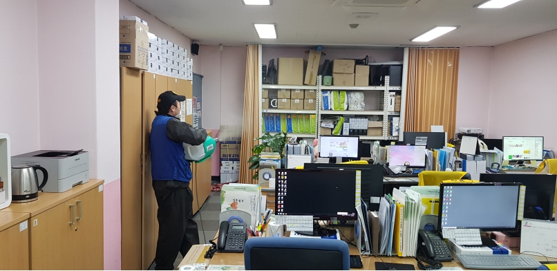 2/25(화) 코로나 19 관련 사무실 소독 작업의 2번째 이미지