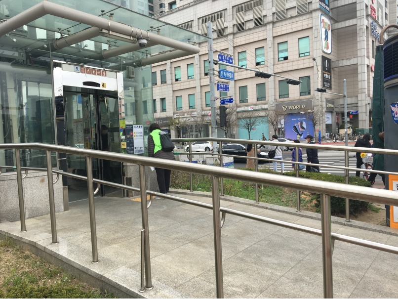시니어방역단 4월2일 모니터링(굴포천역)의 3번째 이미지