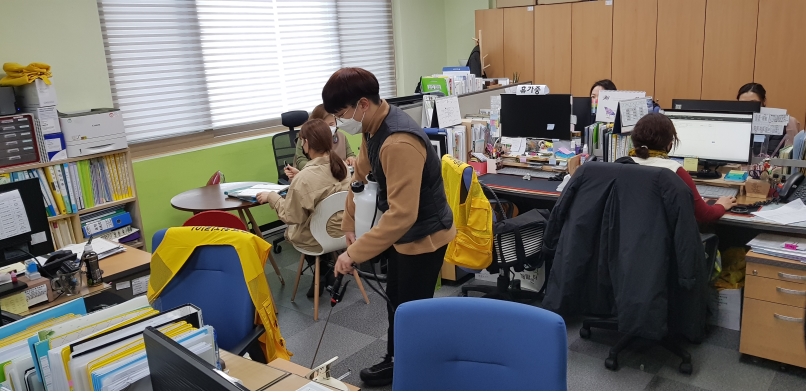 2/25(화) 코로나 19 관련 사무실 소독 작업의 3번째 이미지