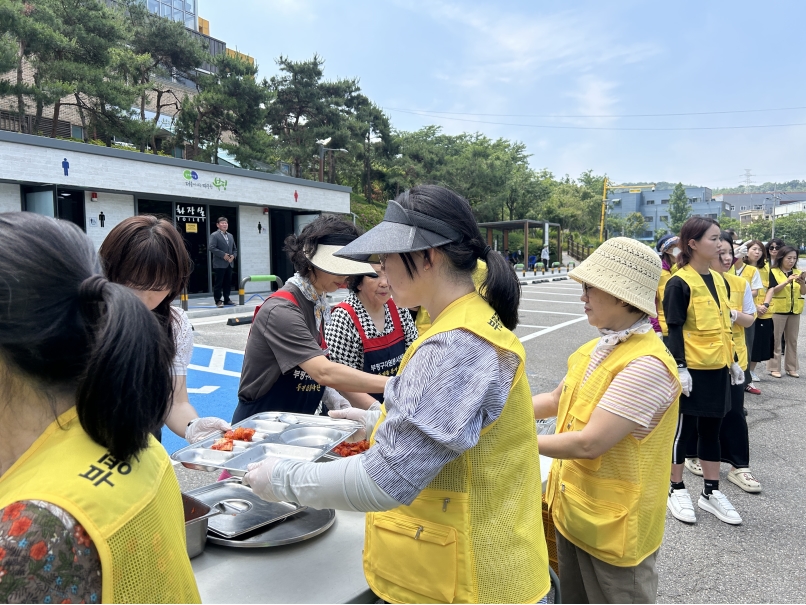 [센터소식] 자원봉사센터 '하모니봉사' 이주민과 함께 사랑의 밥차 진행의 2번째 이미지