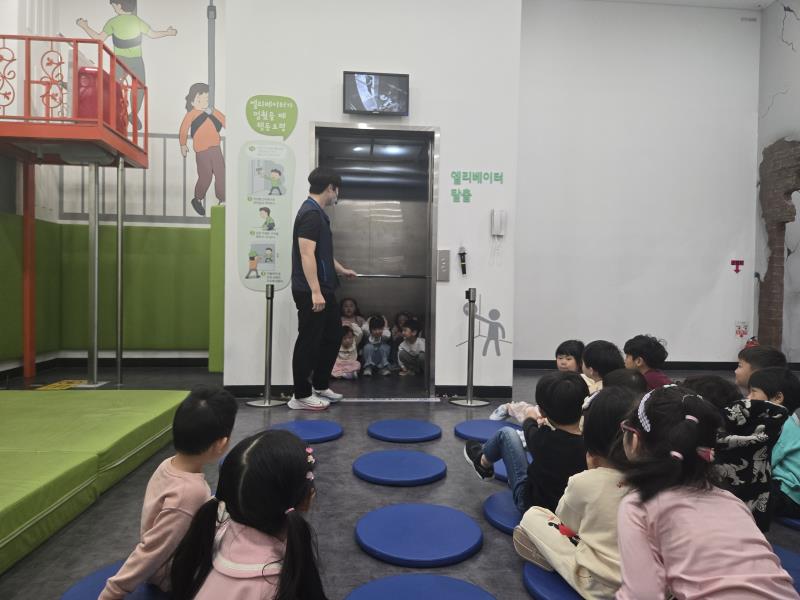 비상 인터폰을 이용해서 도움을 요청해 주세요.