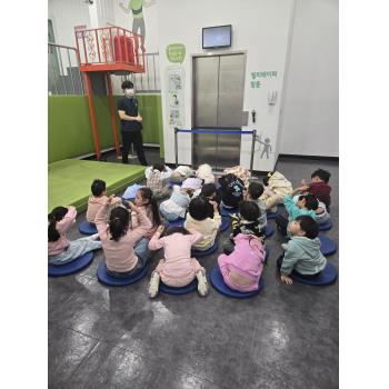 3층 엘리베이터 탈출 체험 이미지