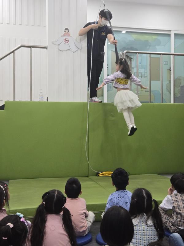 완강기 사용 시 자세를 알아보아요.