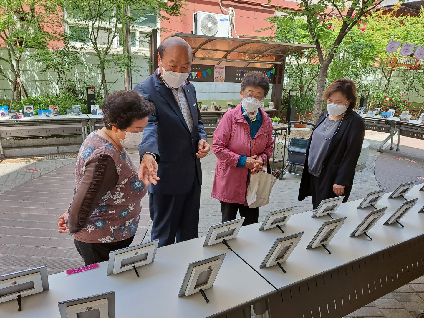 가정의 달 기념 사진전 '행복의 순간'의 1번째 이미지