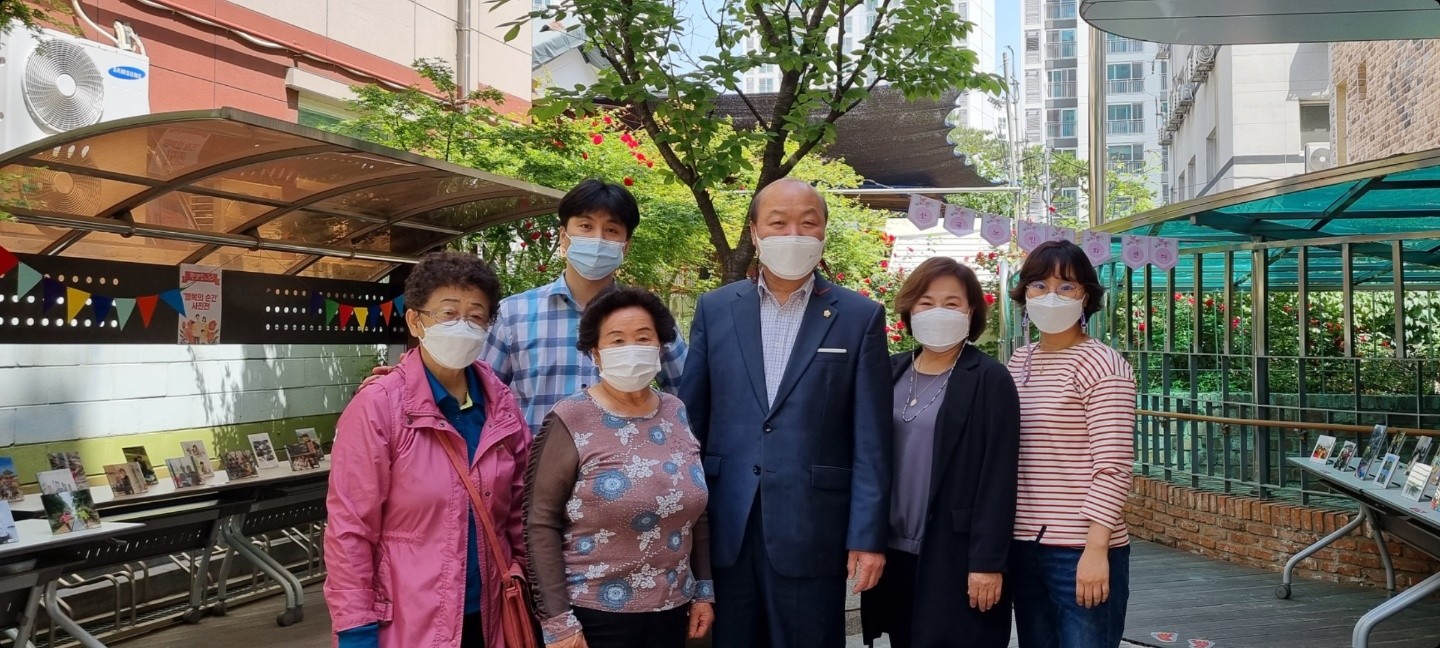 가정의 달 기념 사진전 '행복의 순간'의 2번째 이미지