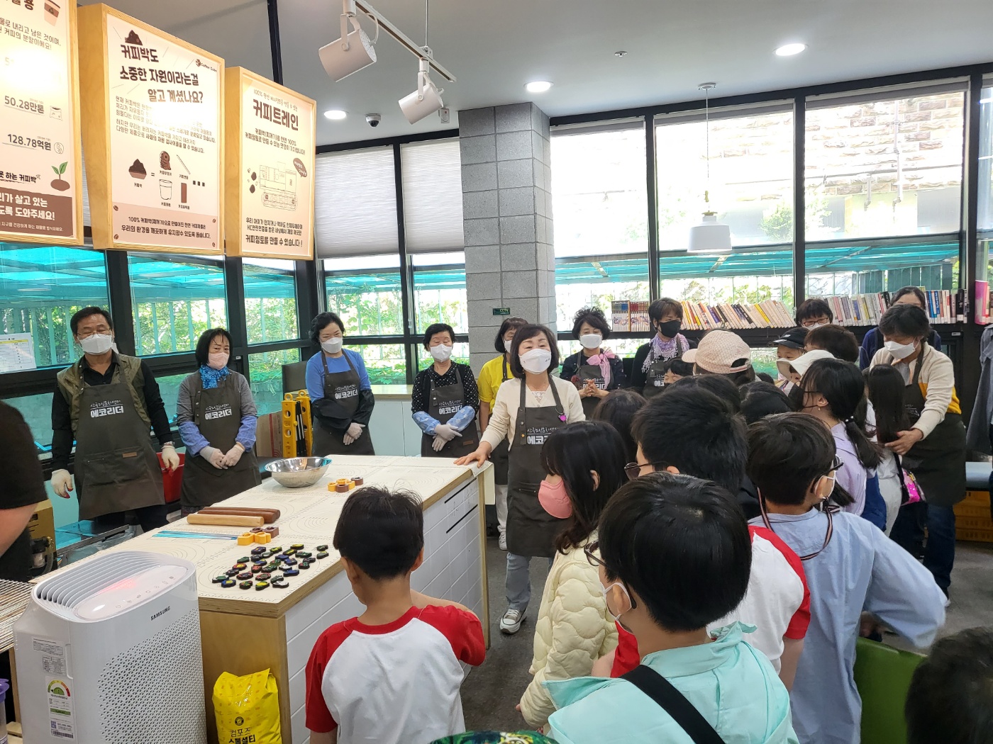 산곡노인문화센터 부마초등학교 연계, 카네이션 달아드리기 행사의 5번째 이미지