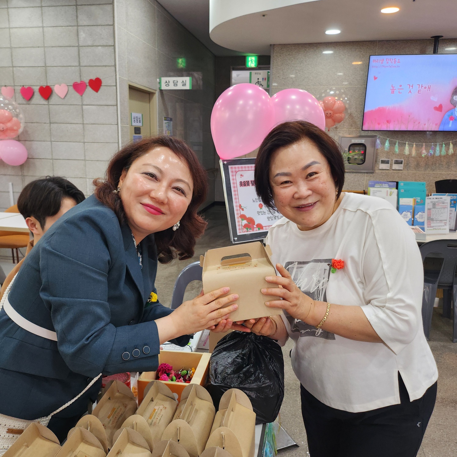 산곡노인문화센터 웃음꽃 활짝! 나눔으로 함께하는 어버이날 행사 진행의 2번째 이미지