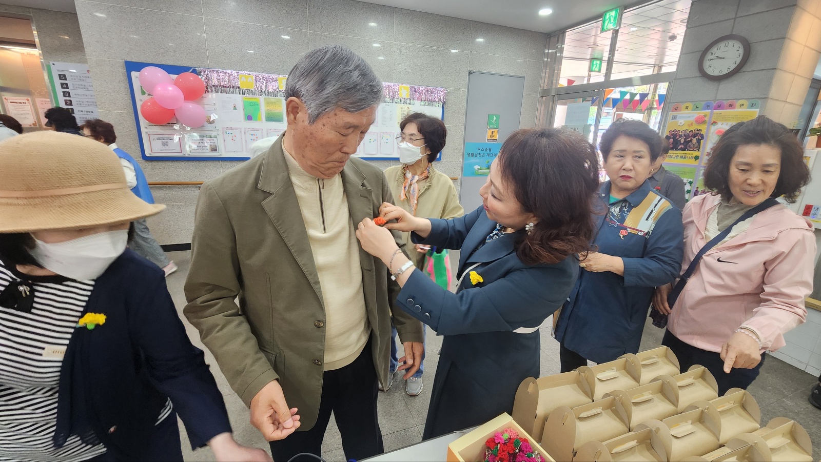 산곡노인문화센터 웃음꽃 활짝! 나눔으로 함께하는 어버이날 행사 진행의 4번째 이미지
