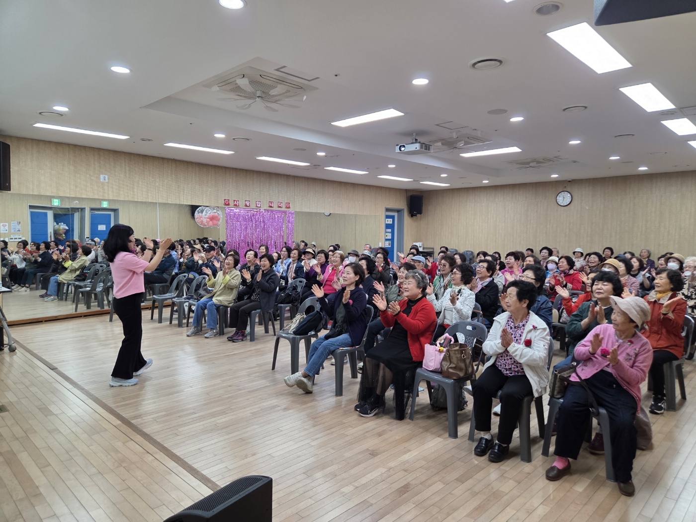 산곡노인문화센터 웃음꽃 활짝! 나눔으로 함께하는 어버이날 행사 진행의 3번째 이미지
