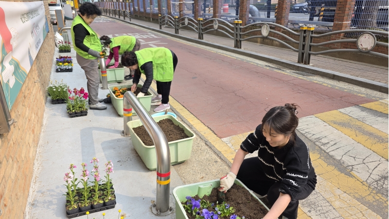 산곡노인문화센터 봄맞이 초화식재 작업의 2번째 이미지