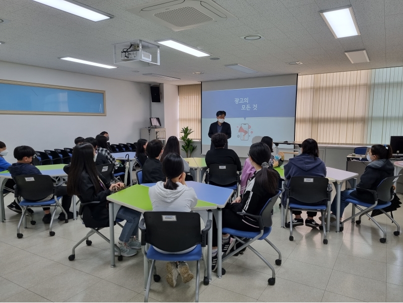 2023 영상미디어센터 4월 <광고의 모든 것>의 1번째 이미지