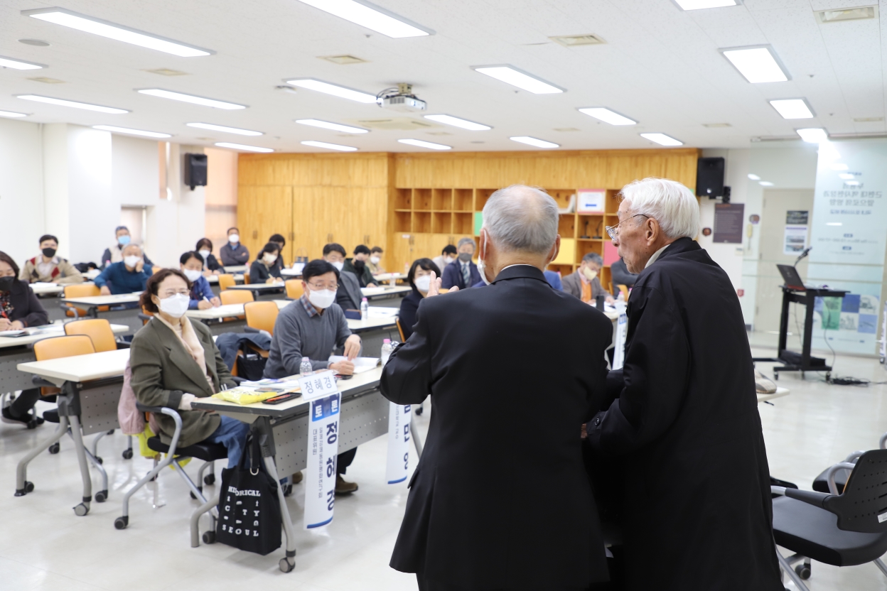 부평지하호 공사 생존자 어르신들의이야기를 듣는 시민들