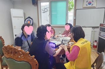 흙보수하는 학생들